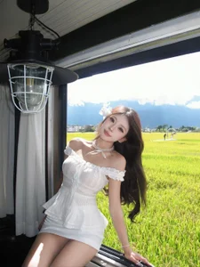 Dolly-babe Public Pic 5
