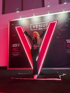 Holly-GlamourのVENUS 2026の 2枚の写真