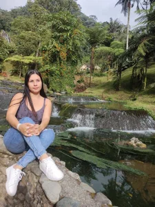 alexaGomez07waterfall Bild
