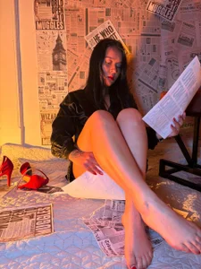 ChloeeMiller__のScandal on the Front Page 🔥💭の 2枚の写真