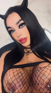 tinaqueen_noa Today I want attention... all of it 😈💋 Foto 3