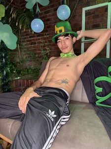 Bad_bunnyy_: Happy St. Patrick's Day🍀 ( 3 фото)