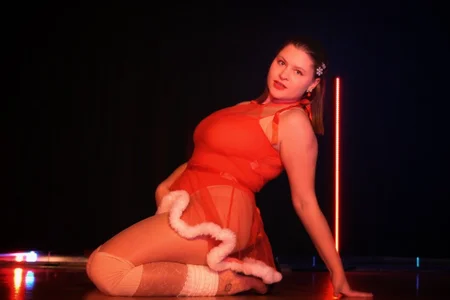 TinniAngel Curvy Christmas Tease - Santa Baby High Heels Dance Pic 2