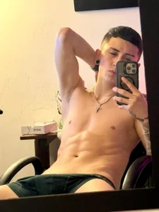 RiderVanceのWhile water falls on my body 💋🔥の 4枚の写真