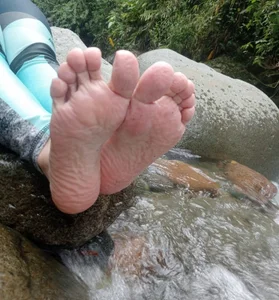 tinaclark_ my beautiful feet connecting with the purity of the water Pic