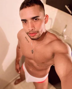 LincomAmith Bath time 🚿😈 Pic