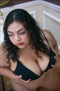CurvyLatinGoddess Public Foto 3