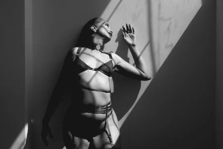 intime_zone I am that woman Εικόνα