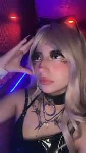 Melody-chers "Lost in neon lights, found in my darkest desires…" 💜⚡🖤 Pic 3