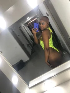 malu_horny_69 A green chocolate Pic 2