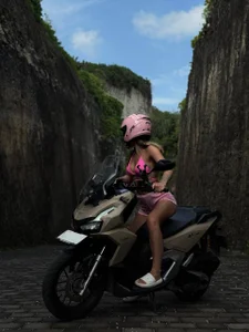 Hakuuna_Matata The girl on the motorcycle is sexy Billede