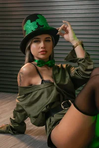 EmiilyHendriixx Luck was never so sexy 😈💚 Pic 2