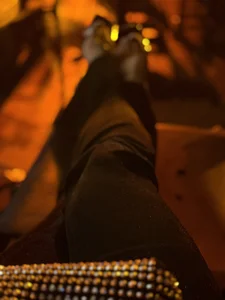 Amber_Martins_ Crossed legs, clear intentions. Foto 3