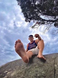 cash_master_daniel Giant Feet Pic 4