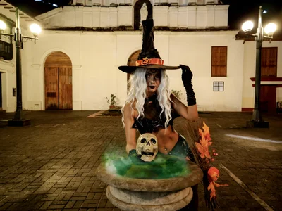 HannaPetit A NIGHT WITH NAUGHTY WITCHES Foto 4