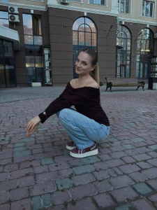 JulieLupoSometimes the soul craves a simple walk through the evening city🌃🤭 Bild 4