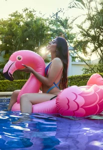 DaraBeckett Pool Day Immagine  8