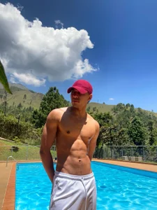 Phillip_collinss Feeling the sun on my sexy body😈 Pic 2