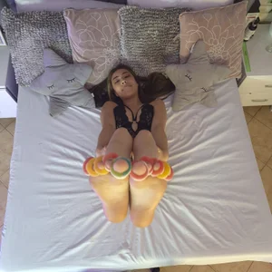 ValeryGomezz Sweet feet with gummies Hình 3