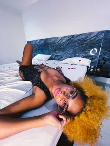 Ebony_beautifull If I were with you now, where would you want me to touch you? Billede 3