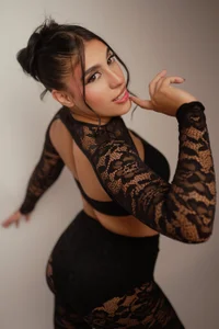 JuliCorrea_ the black looks nice on me 🌸 Pic 2