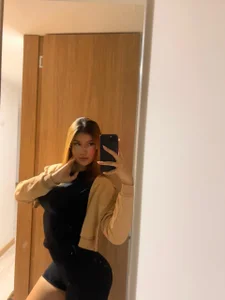 BellaThompson1 Public Kuva