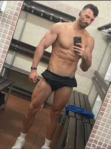 AaronMusclesAndFeet Public Pic