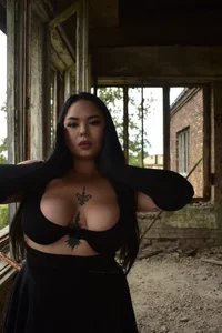 Hana-Noami Lost Place in black Foto 6