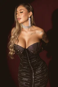 ChloeManson glamour and elegance Pic 3