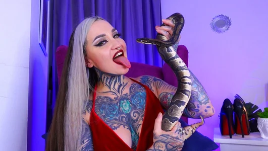 MistressDarkSindel Mistress and her snakes Foto 8