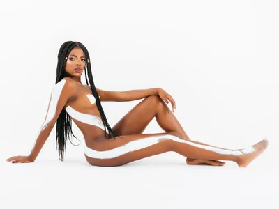 Nahomyyy Painted body Foto 2