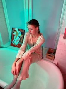 RochelCozzi Cold neon, warm silence Pic 3