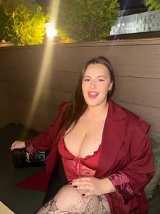 Queen_Monica_ Just a little peek… 👀 Foto