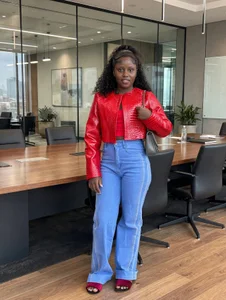 Ebony_Bree Public  2টি ছবি
