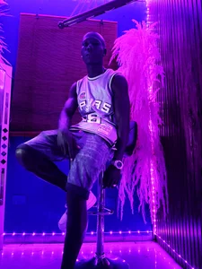 calvin_soussaaの✨ Between shadows and neon, my body dictates the rules of desire.の 3枚の写真