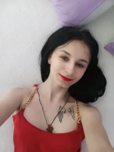 _Nika_Kik cutie in a red dress Foto 2