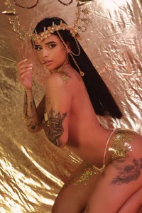 MariaHerrera_ Golden Girl Bilde