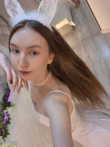 ElfredaTupyInnocent Looking Eyes图片