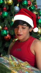 Dannyhot_ A gift that doesn't fit under the tree Bilde