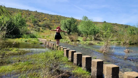 NikkiHolland: River walk in latex dress ( 8 фото)