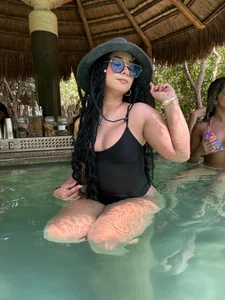 linda_sofi__のI really want to rub my pussy in this pool and for them to see 😨の 4枚の写真