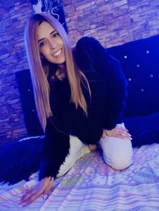 EvaaLovia1 Look at me Pic 3