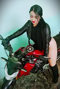 IsabellaCuteGirlのIsabella's motorcycleの枚の写真
