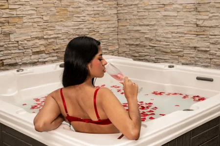 _kyraa_ kullanıcısının This February 14th I am wrapped in red... and in bad intentions ❤️🔥 albümü -  7 fotoğraf