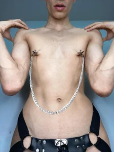 I LOVE STIMULATING MY NIPPLES. de Alan_Real  photos