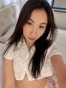 AvrilLatam In a white moment ⏳🤍 Pic 4