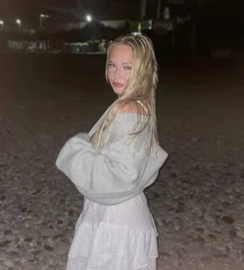 MollyFenx a little bit of me for you Pic