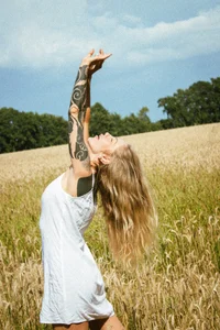 soy_Mira: In the field in a white dress 🤍 ( 4 фото)