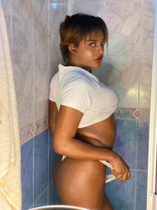 nahomi_campbell: A HOT SHOWER WITH ME 🛀🏻🔥 ( фото)