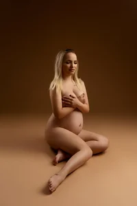 nissanyxy Sexy pregnant slika 2
